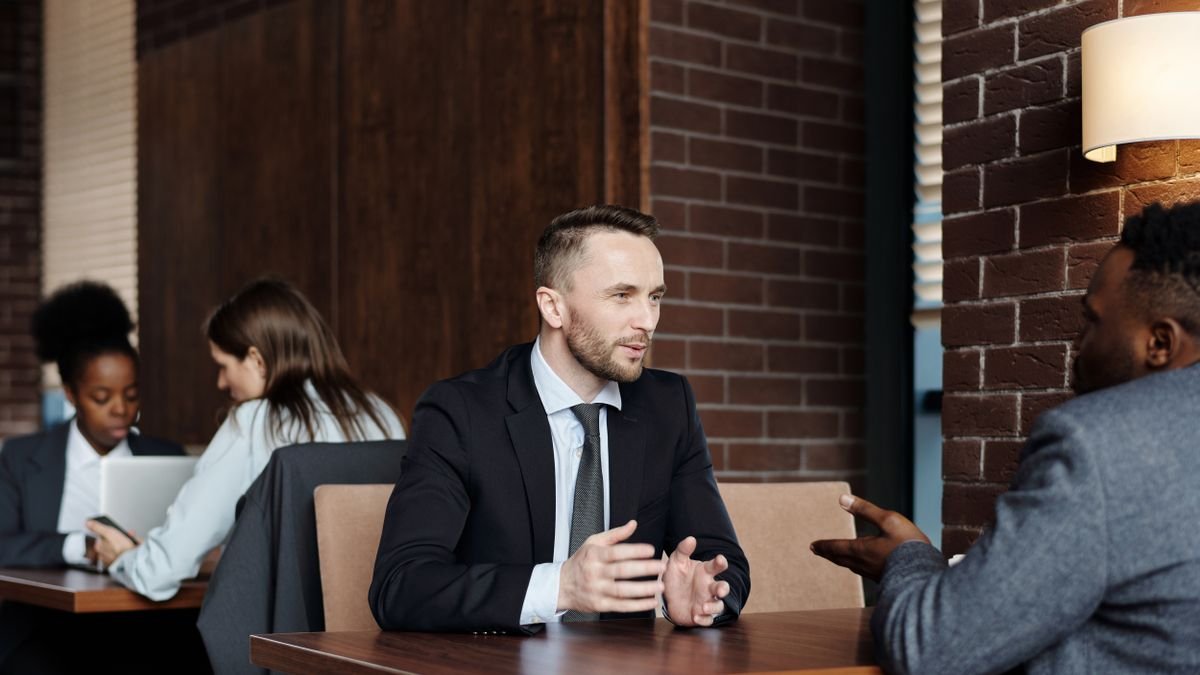 Professionals discussing career questions during an informal meeting