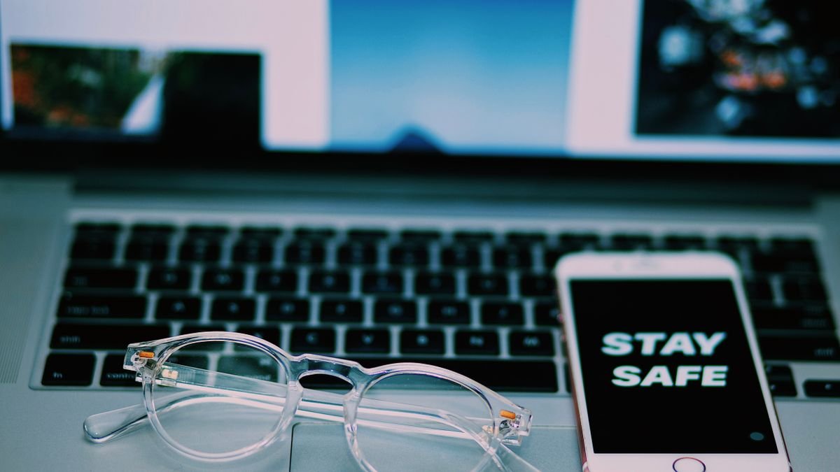 Laptop and smartphone used to manage focused online job alerts